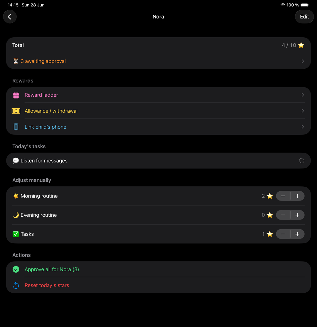 Forelder-hub i OurFamilyHub: godkjenninger, belønninger og oppsett, styrt fra forelderens iPhone.