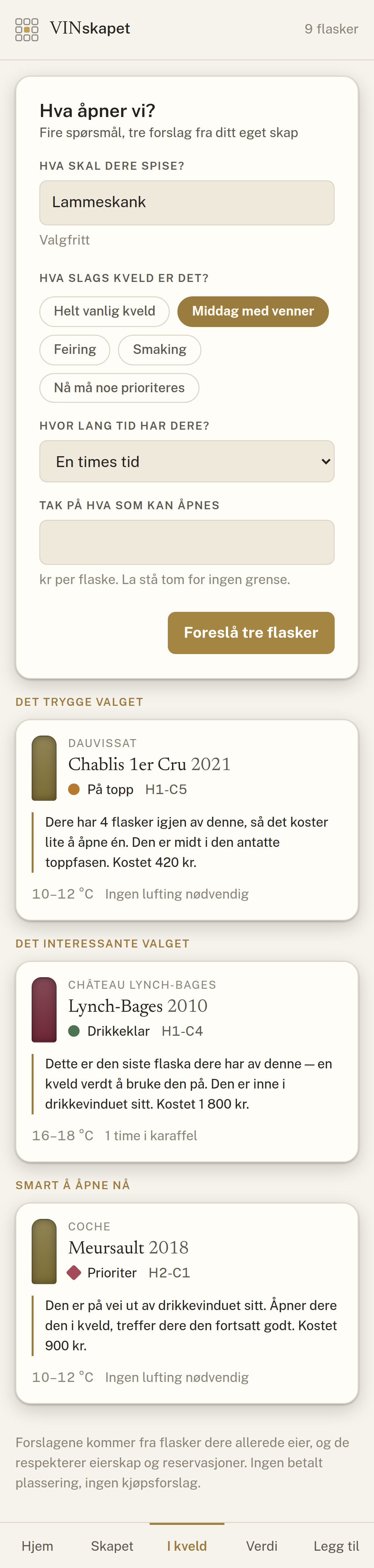 Tre foreslåtte flasker til kvelden, hver med begrunnelse, serveringstemperatur og plassering.
